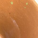Cache-pot en céramique marron avec motif de feuillage vert peint à la main.
