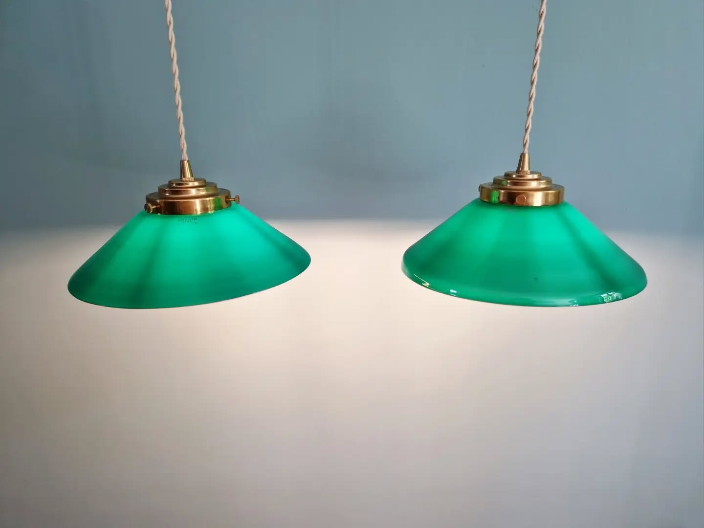 Duo de suspensions coniques en opaline verte, style Art Déco