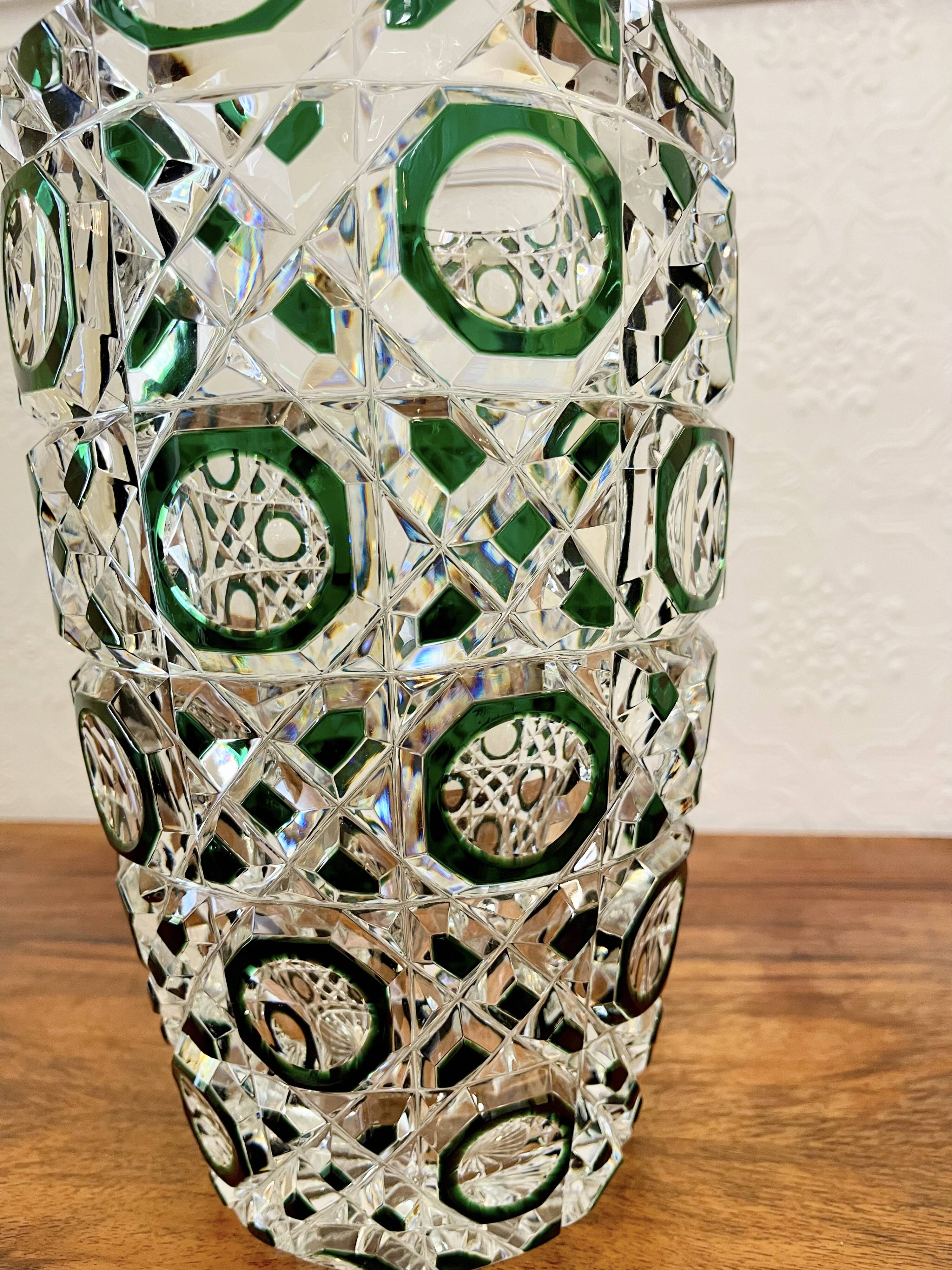 Vase en verre vert par Val St Lambert Belgique