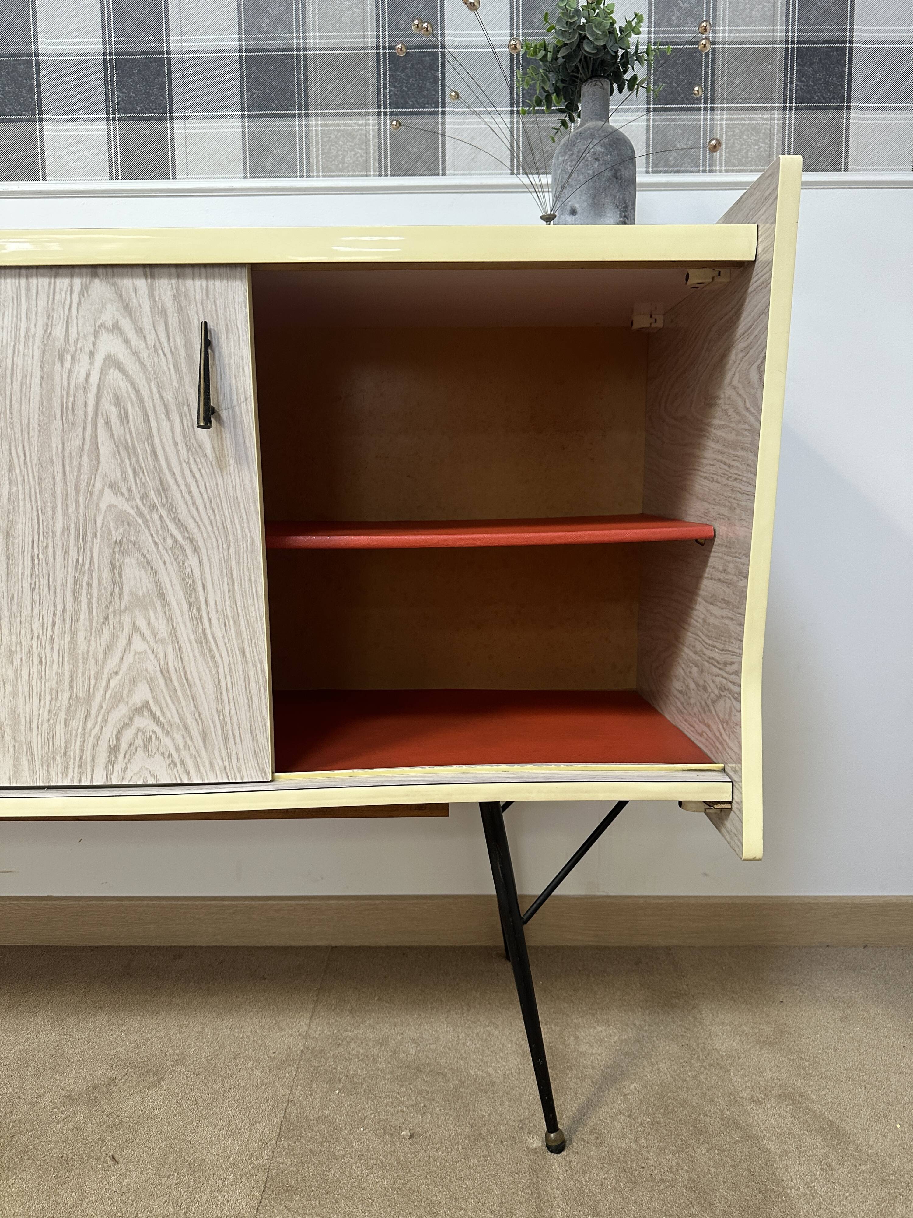 Formica Compass Foot Row