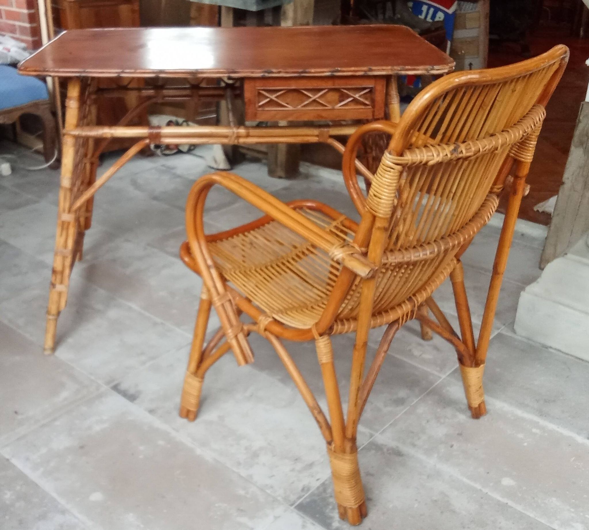 Bureau et fauteuil vintage en rotin