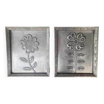 Paire de tableaux fleurs embossés