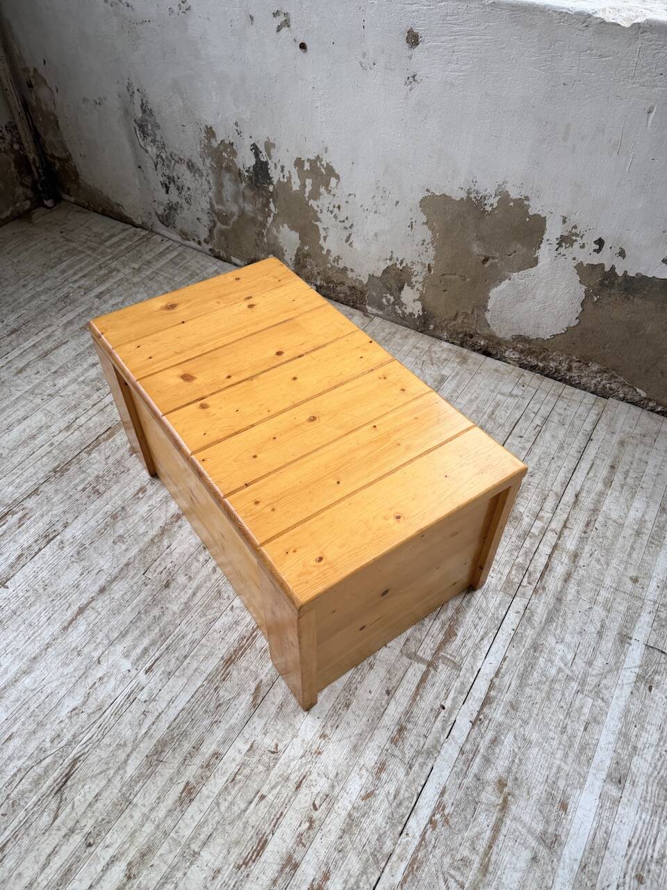 Chest or coffee table Perriand Les Arcs 1800