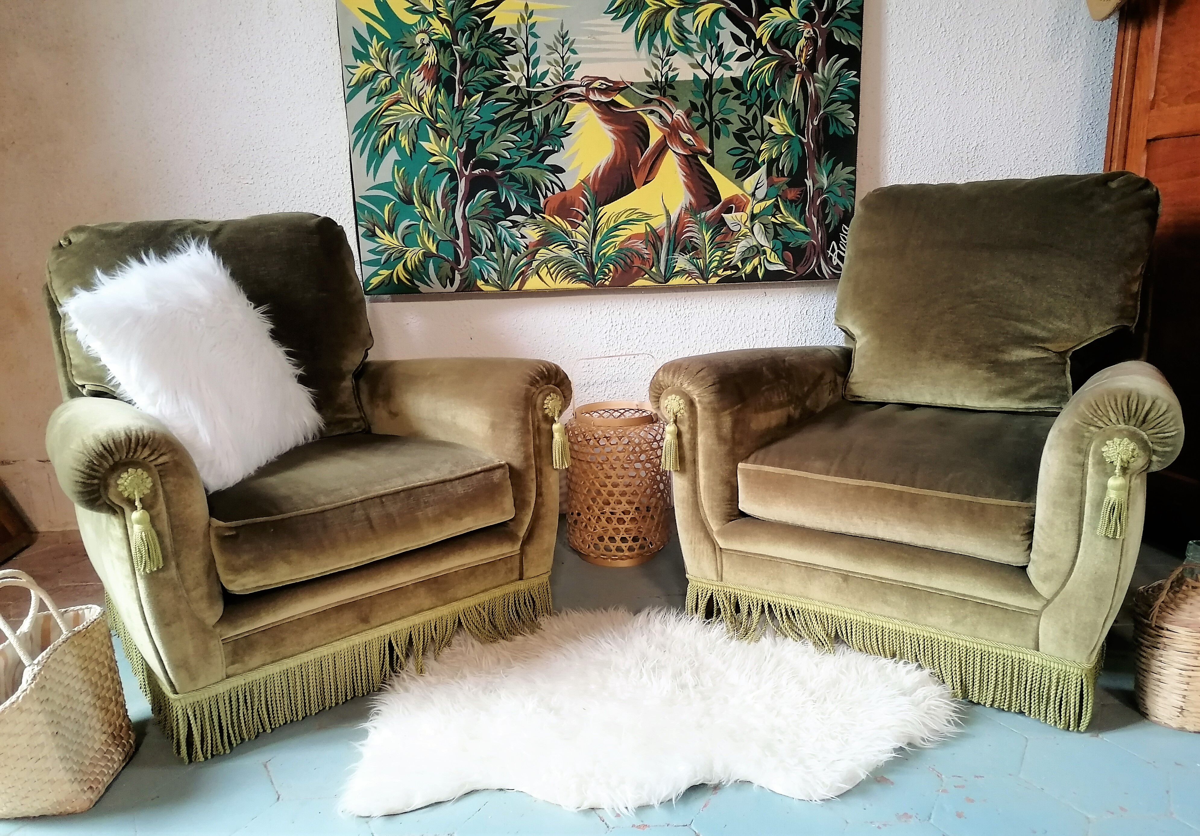 Paire de fauteuils en velours "Jean Roche "