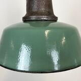 Lampe industrielle en émail vert avec dessus en fonte, années 1960