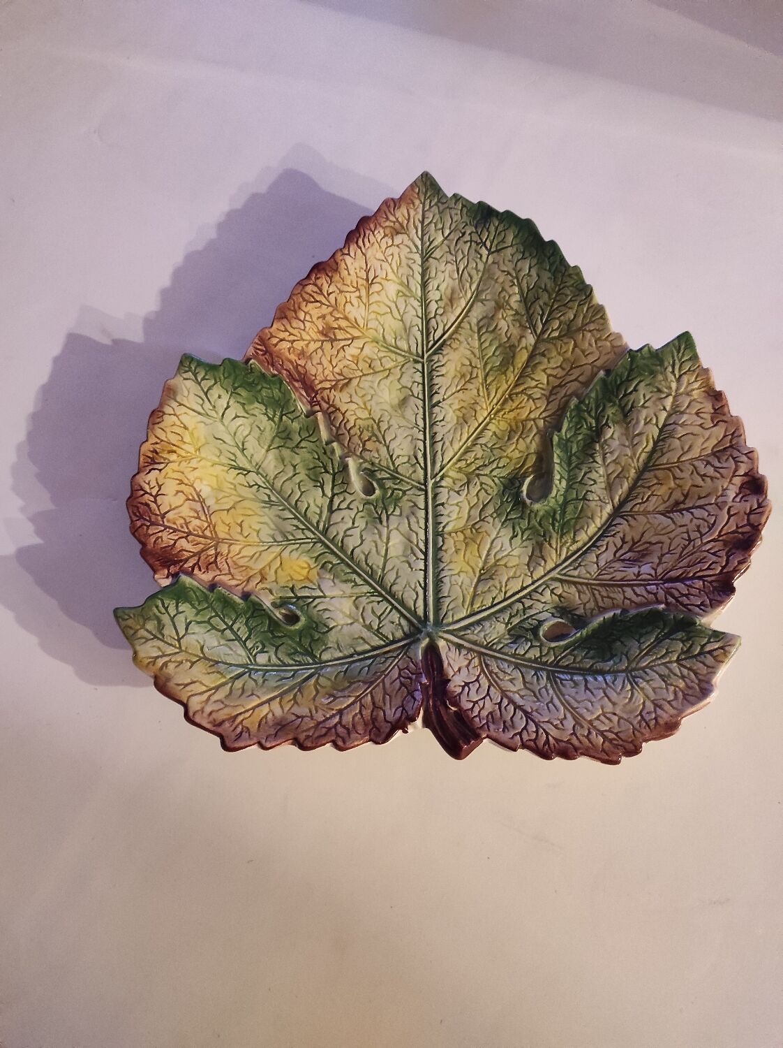 Plat céramique en forme de feuille