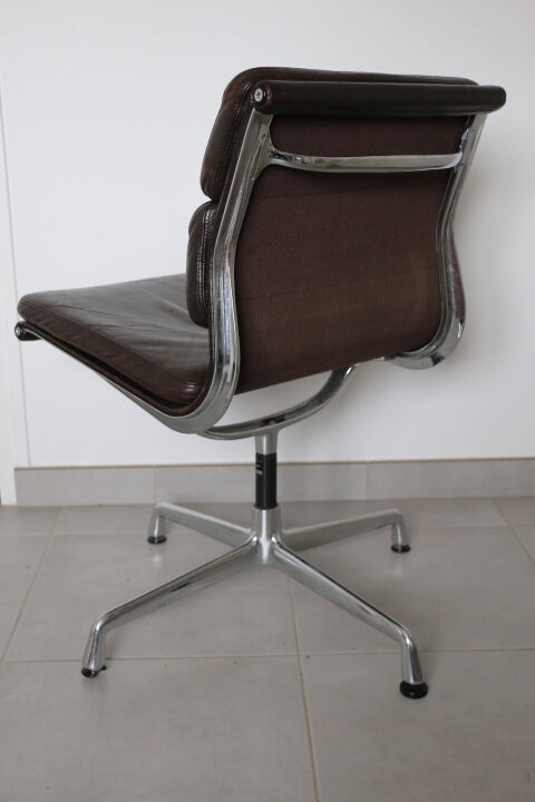 Fauteuil modèle softpad chocolat de Charles & Ray Eames
