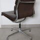 Fauteuil modèle softpad chocolat de Charles & Ray Eames