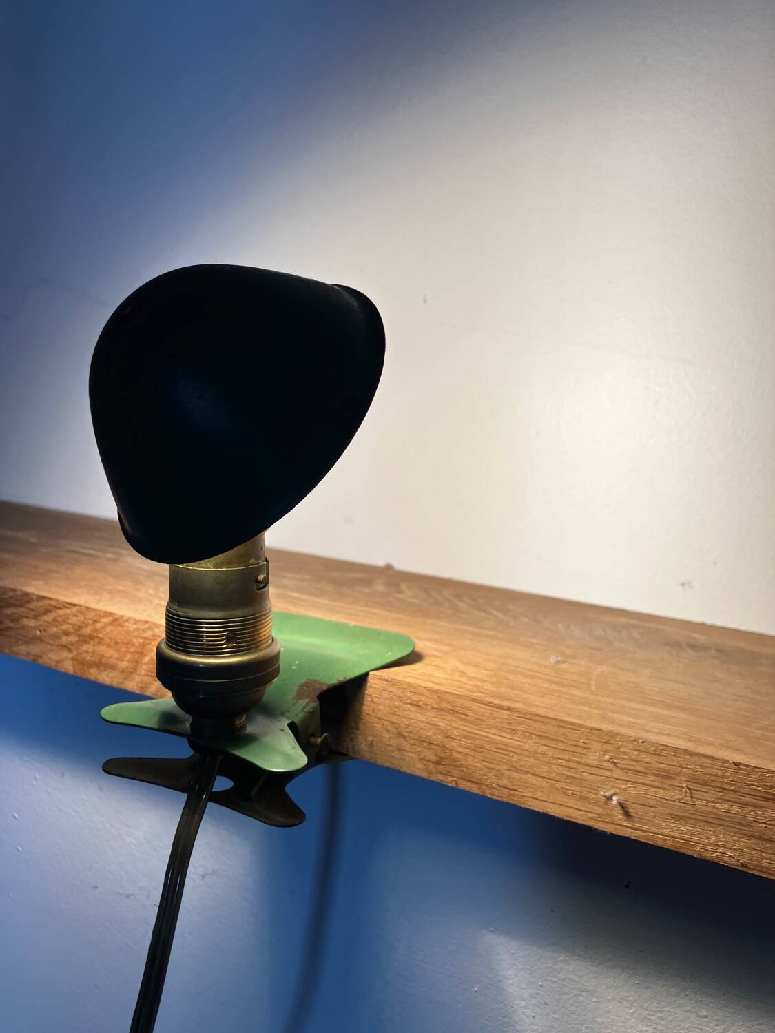 Clip-on mushroom lamp