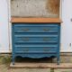 Commode ancienne rénovée bleu – plateau bois – 3 tiroirs