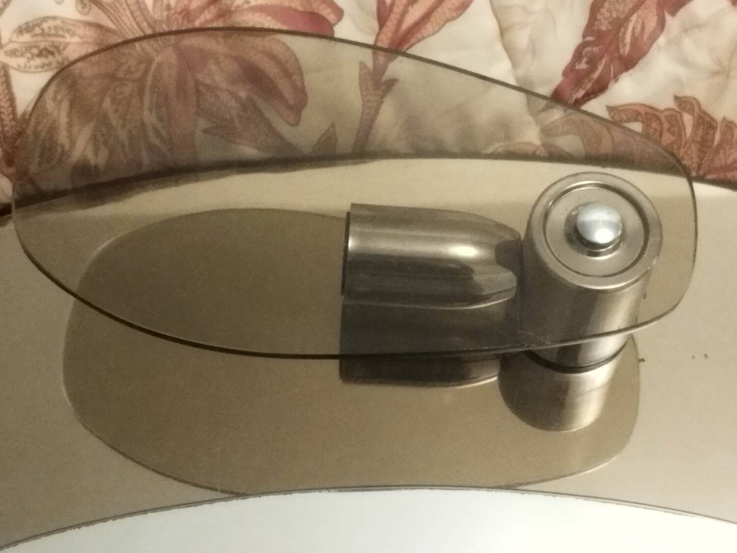 Miroir avec deux appliques en verre fumé attribué à Lupi