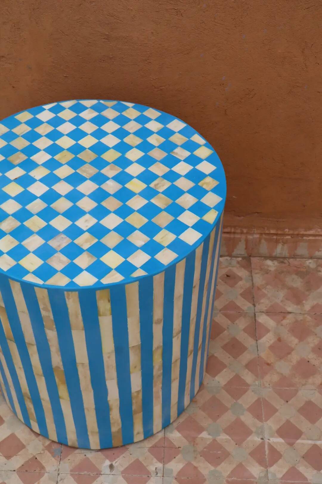 Table d'appoint tabouret en marqueterie os et résine bleue