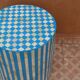 Table d'appoint tabouret en marqueterie os et résine bleue