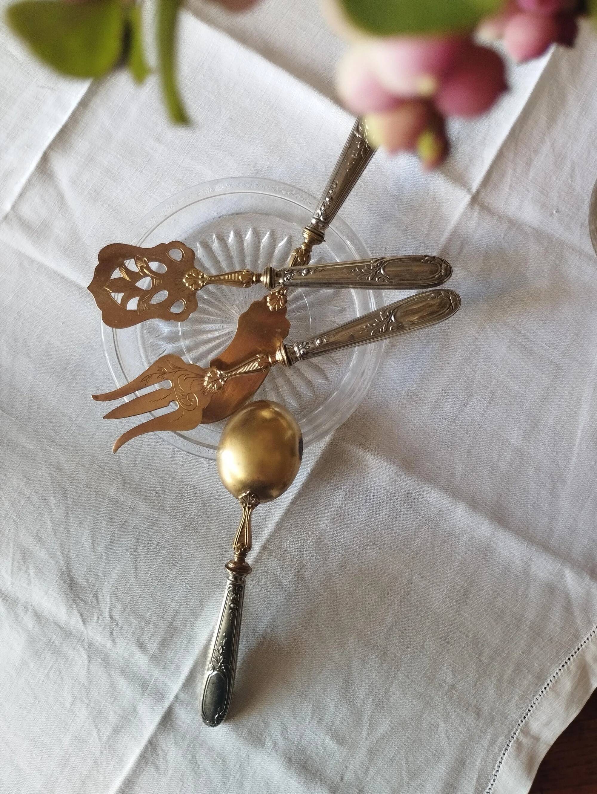 Antique service for sweets or hors d'oeuvres