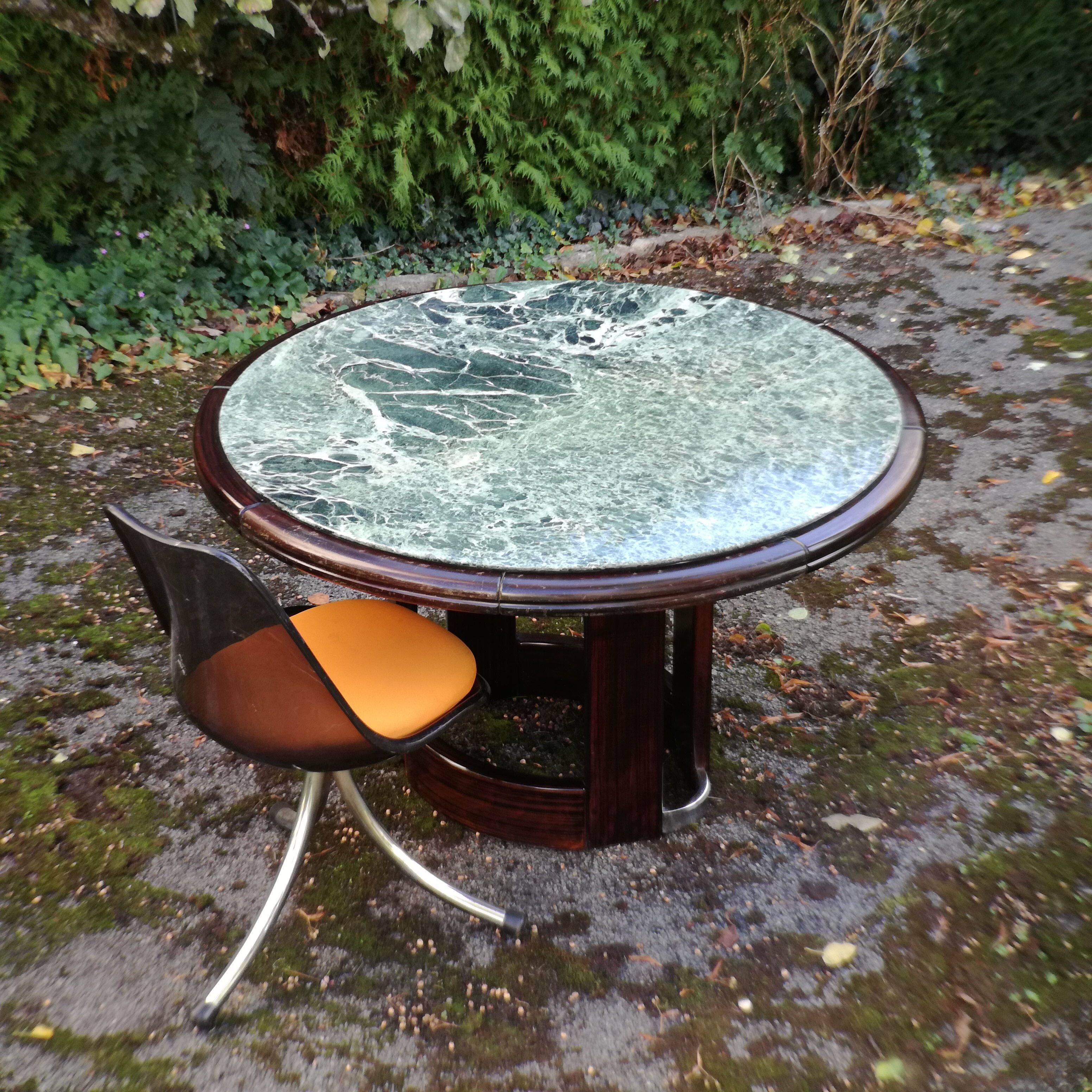 Art Deco round table in green marble
