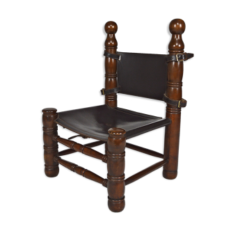 Chaise basse moderniste en bois et cuir