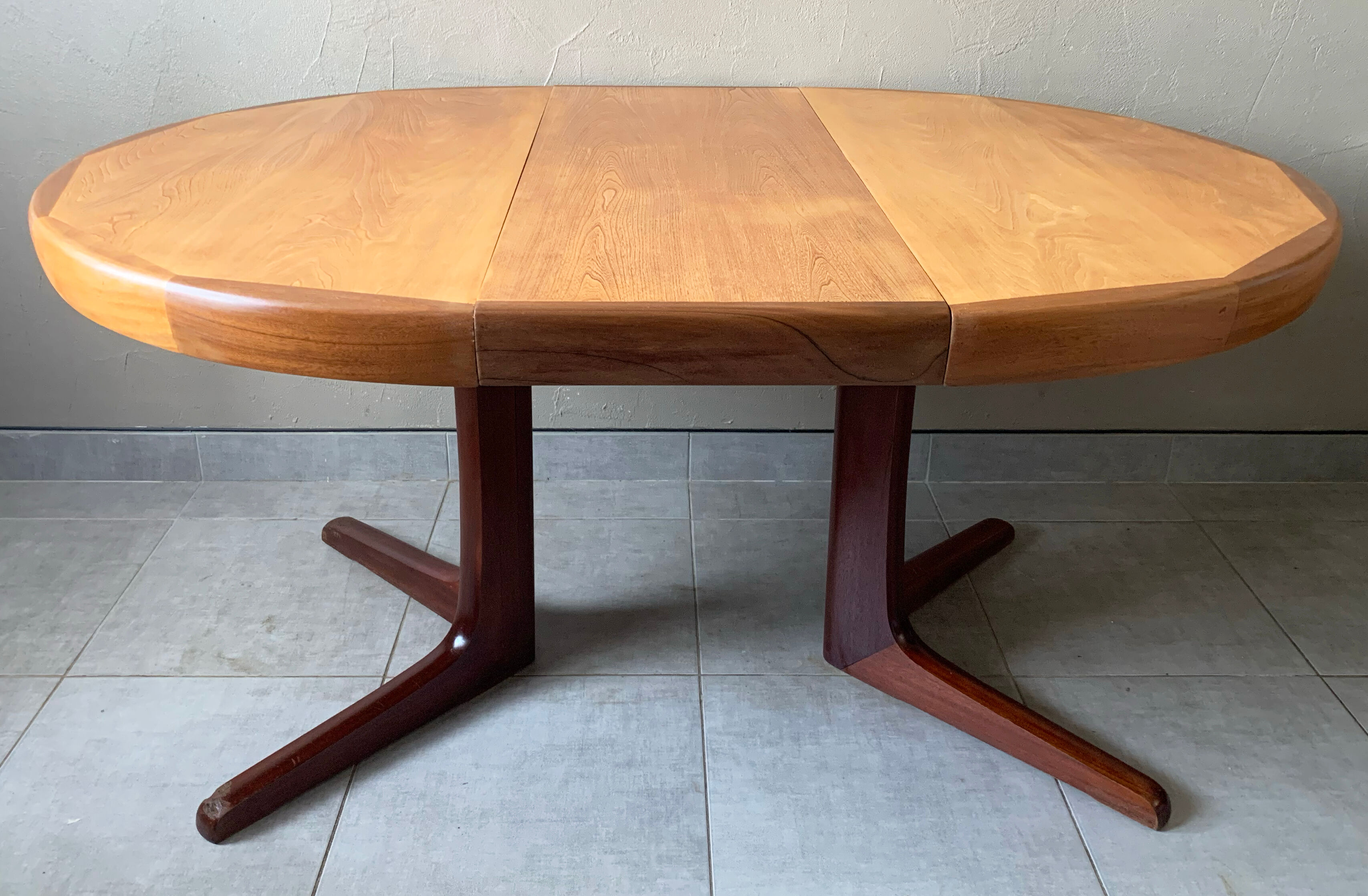 Vintage round Scandinavian table with extendable star center leg