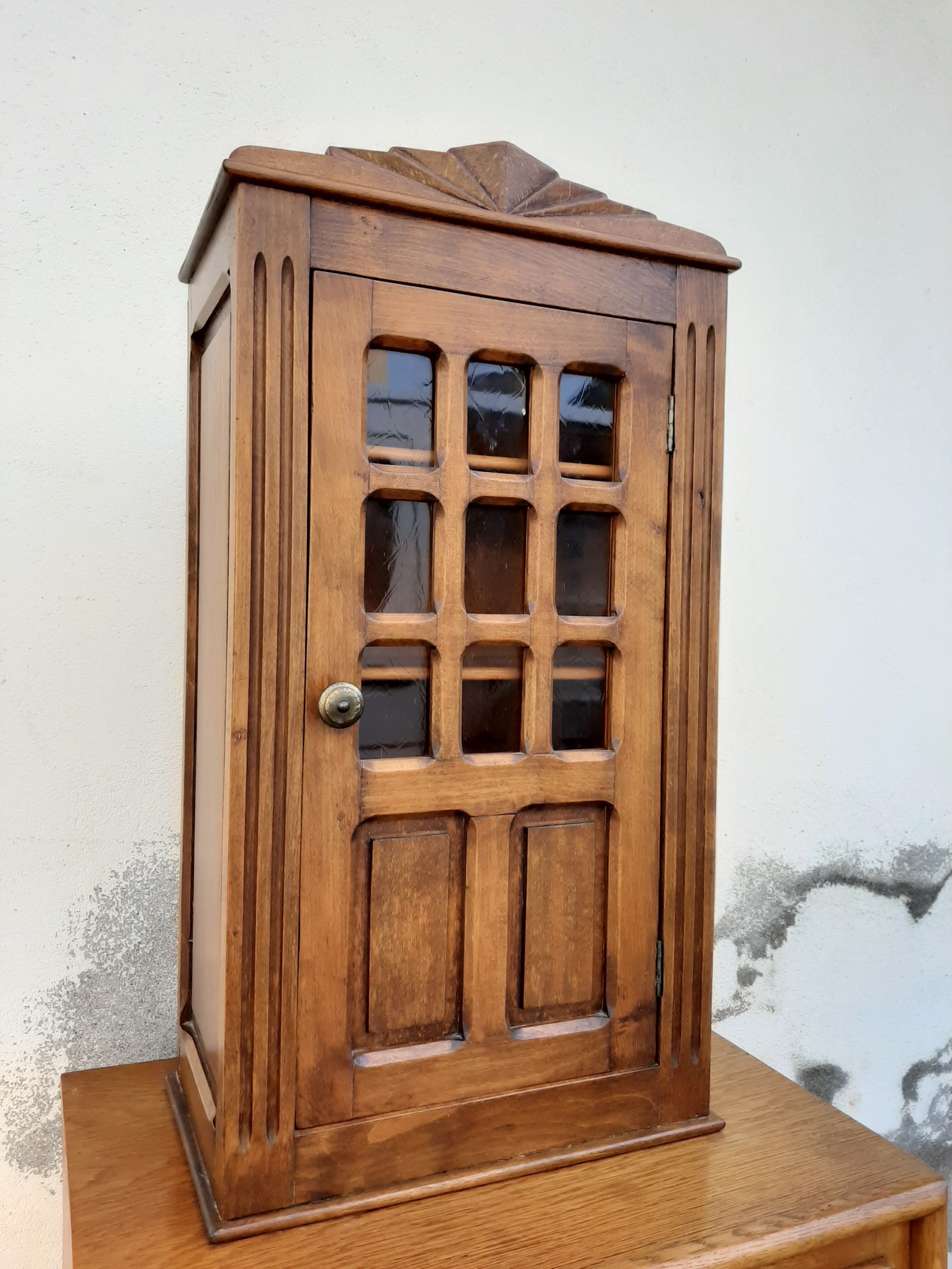 Armoire vitrine à pharmacie ancienne