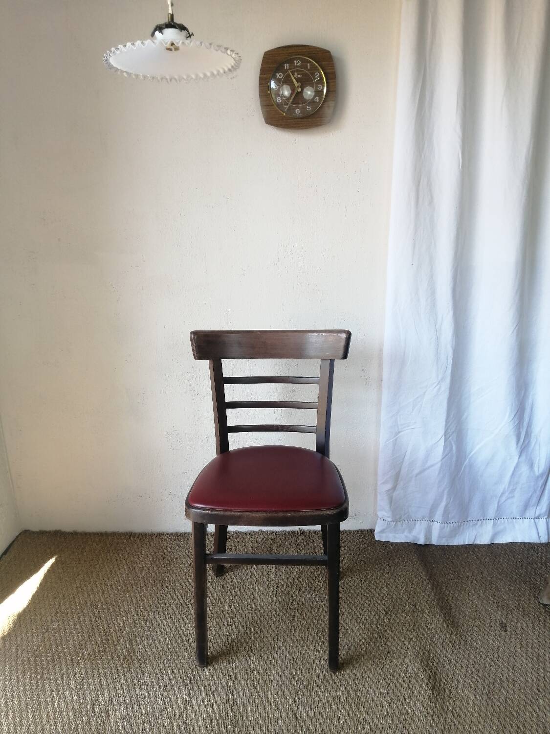 Lot de 12 chaises bistrot TON en bois et skaï rouge vintage.