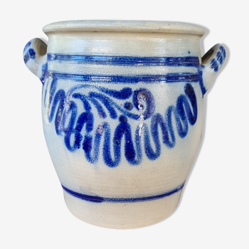 Ancien pot en grès bleu gris avec deux anses. grand vase