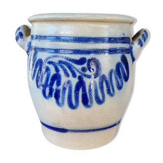 Ancien pot en grès bleu gris avec deux anses. grand vase