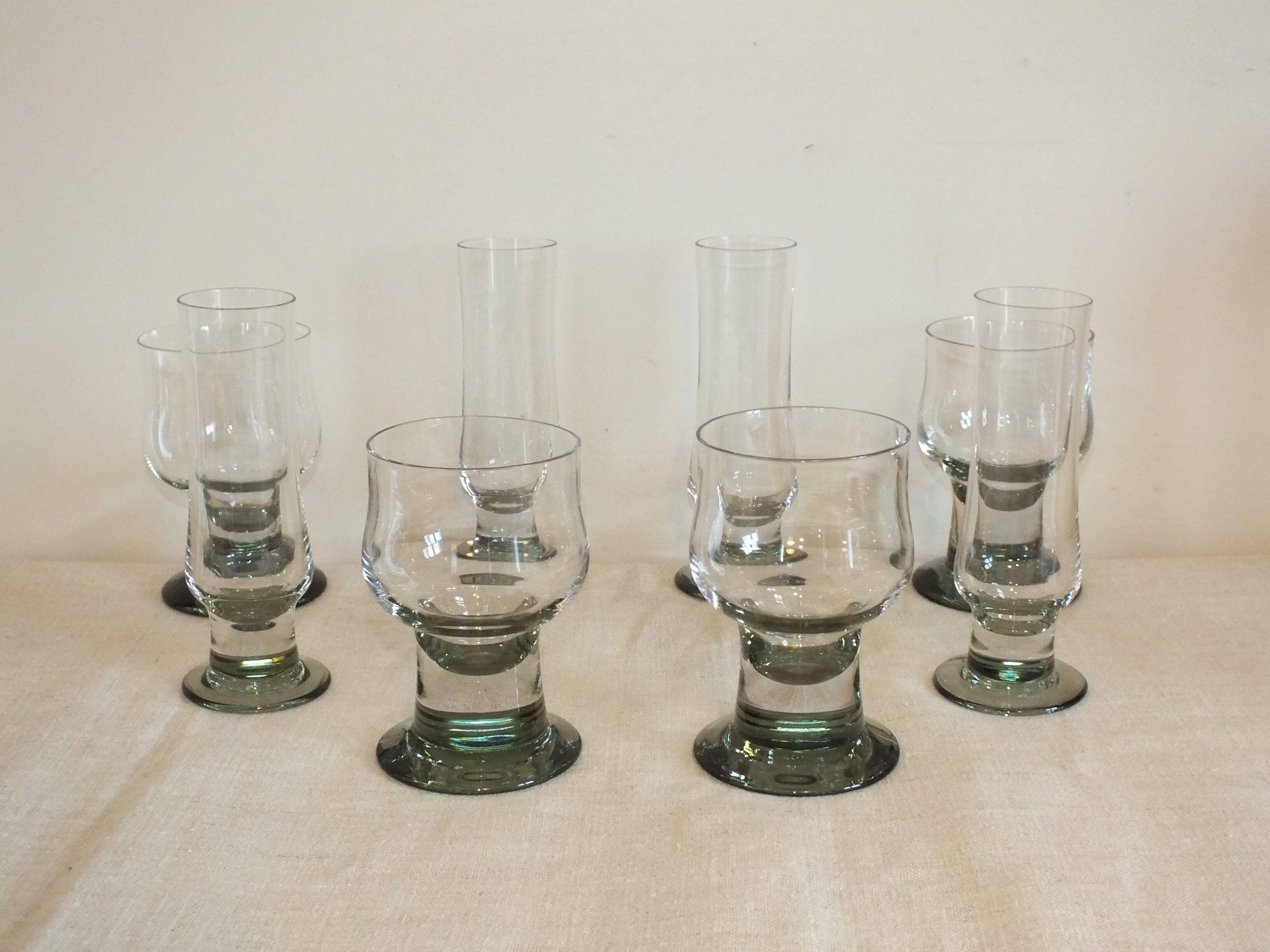 4 flutes + 4 verres à vin en cristal épais Tarente pied gris acier 1970