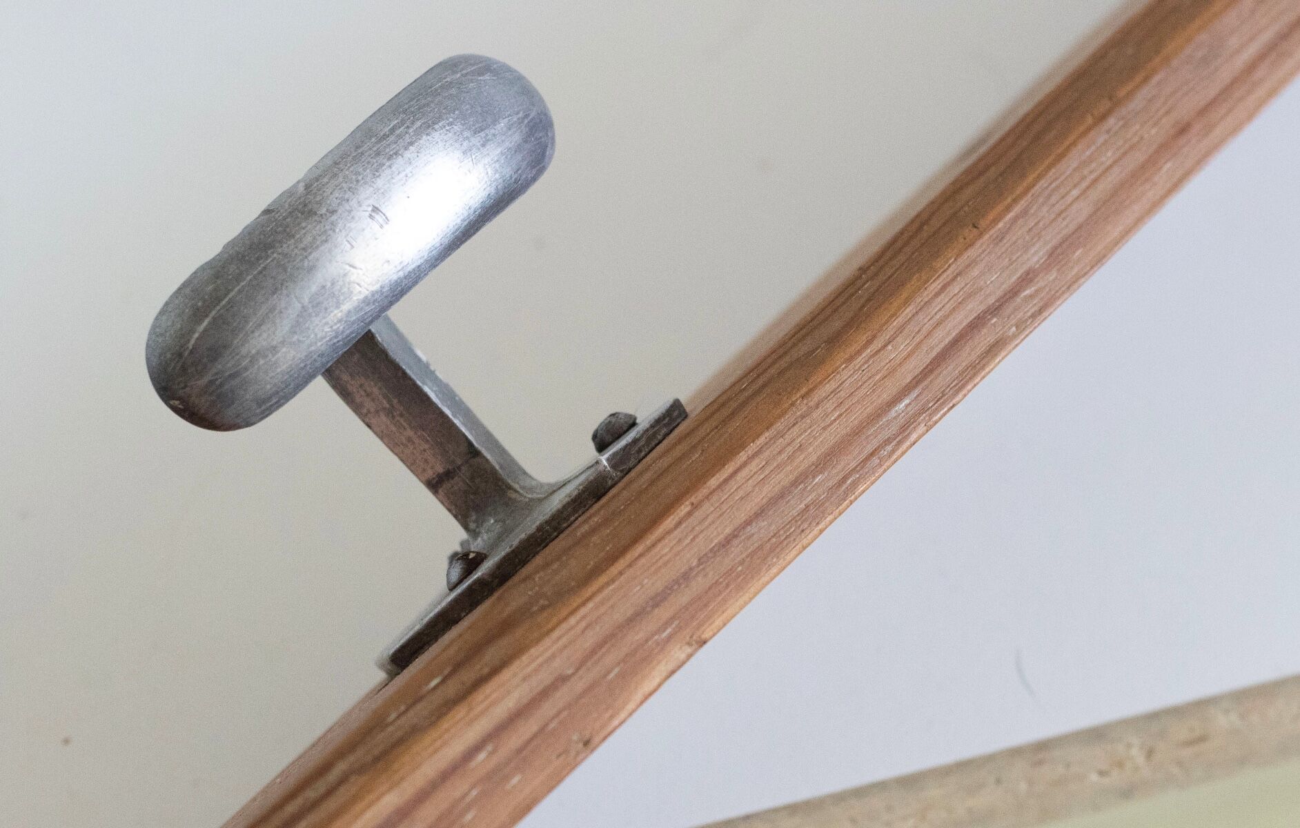 Wall coat rack in wood and metal