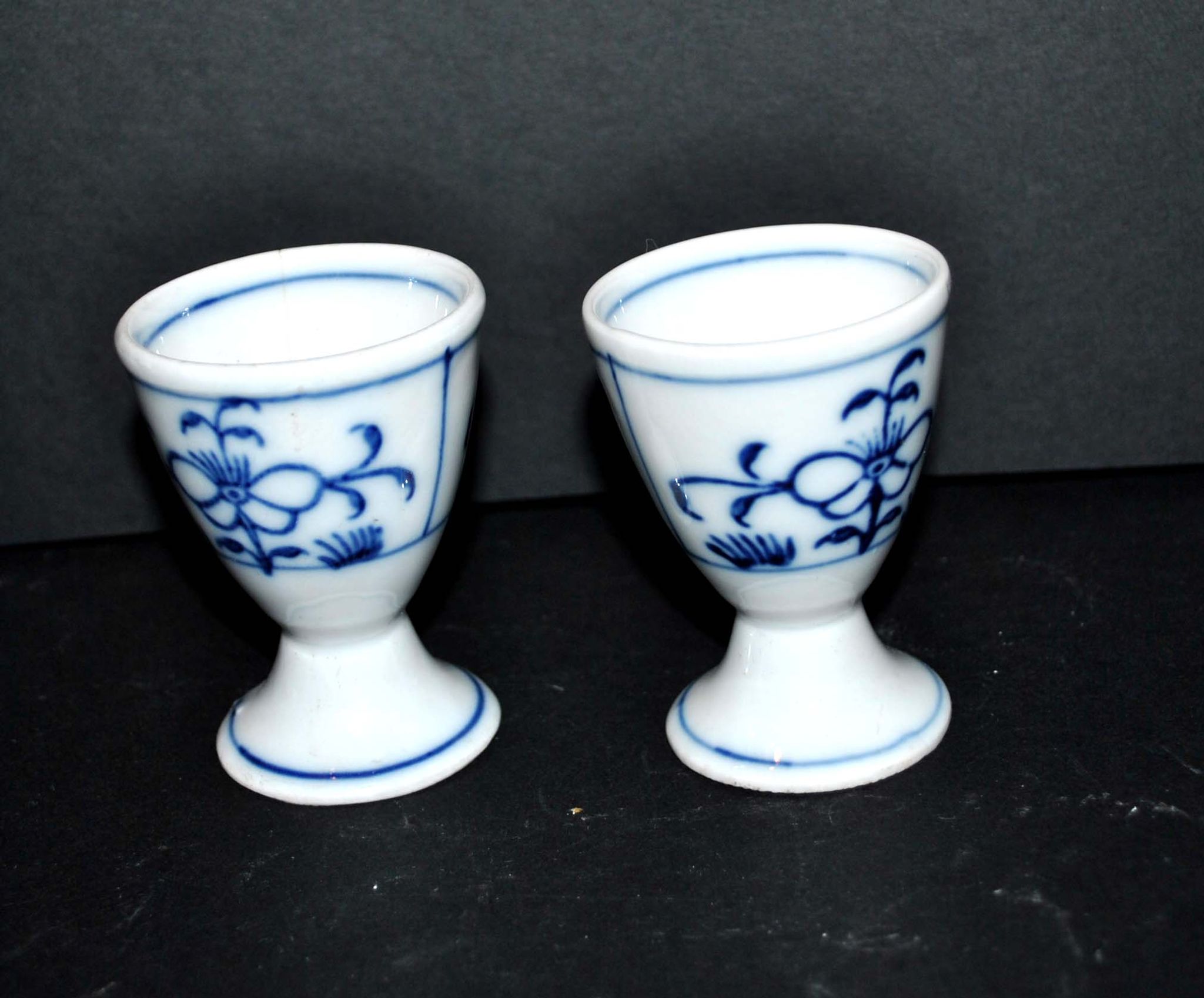 Set of 2 vintage coquetiers in white porcelain Copenhagen style