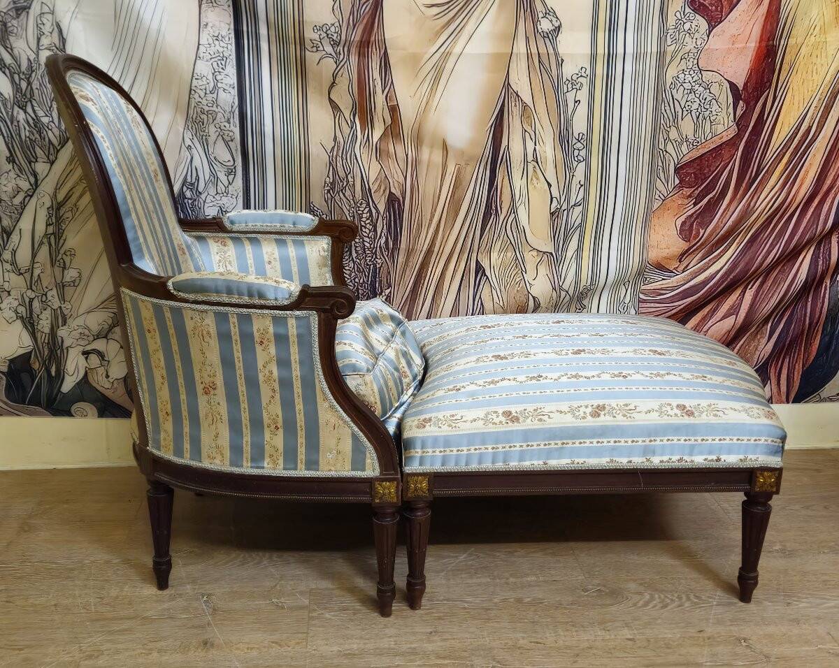 Méridienne, chaise longue style Louis XVI en noyer avec repose-pieds, XIXème s.