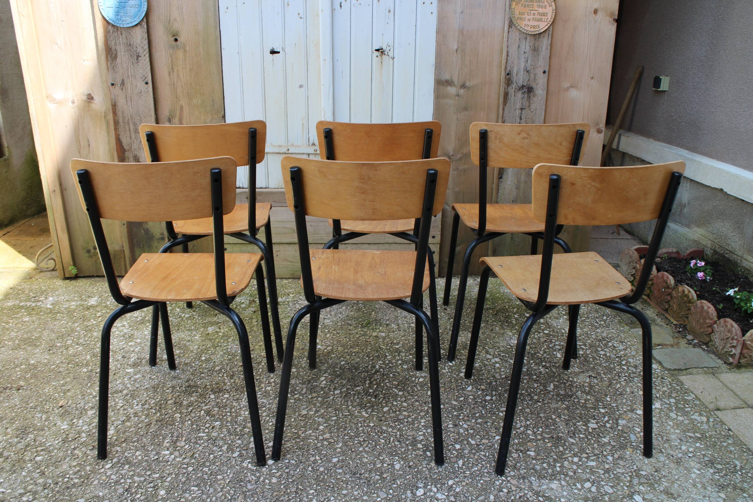 6 chaises d'école en métal noir et bois