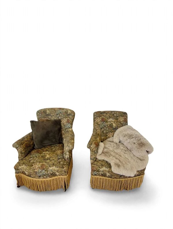 Paire de fauteuils crapaud, tapisserie fleurie ancienne, époque Napoléon III