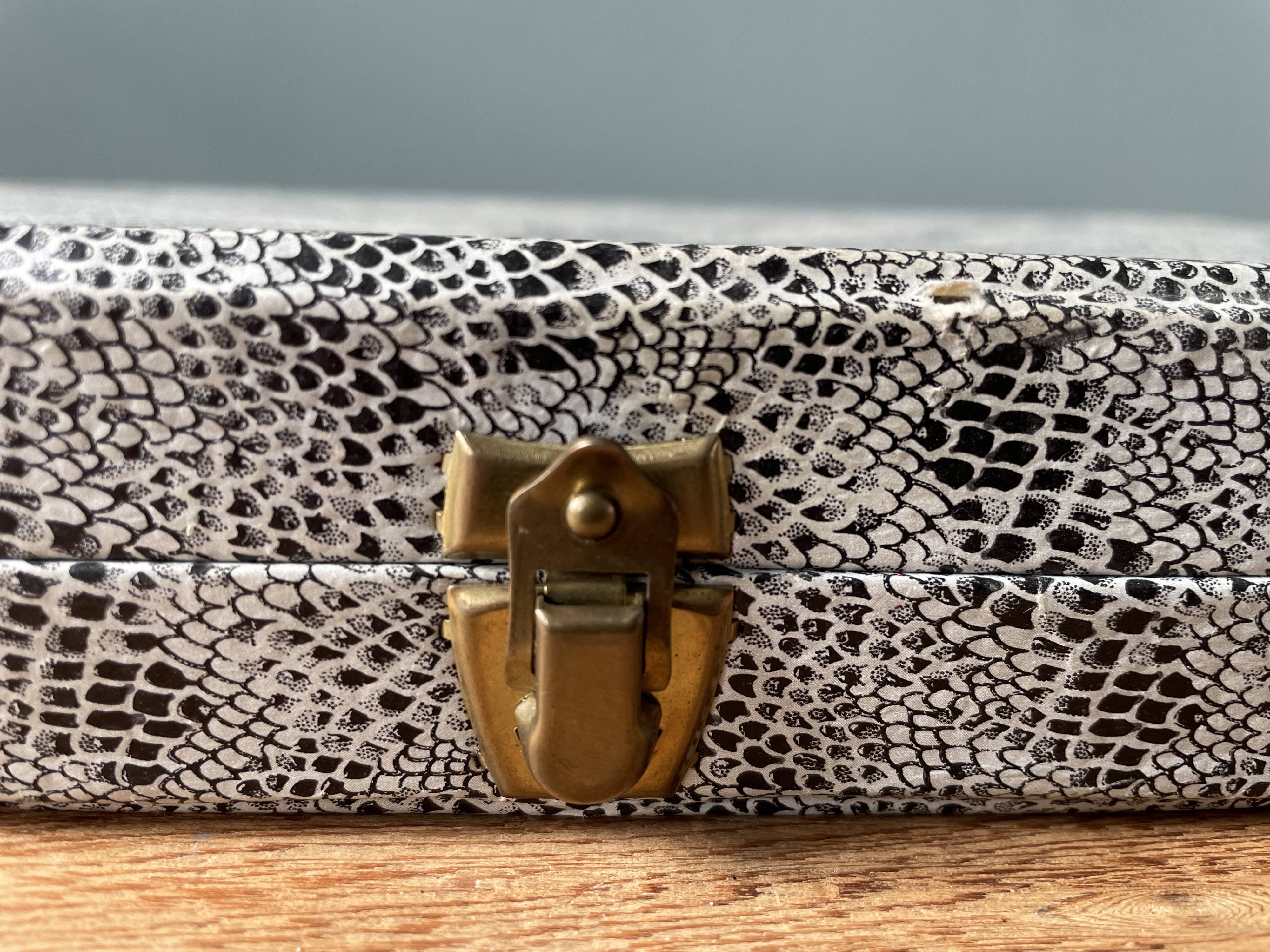 Housewife of 29 pieces "The trumpet" in stainless steel and horn