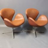Fauteuil Swan en cuir classique cognac dessiné par Arne Jacobsen