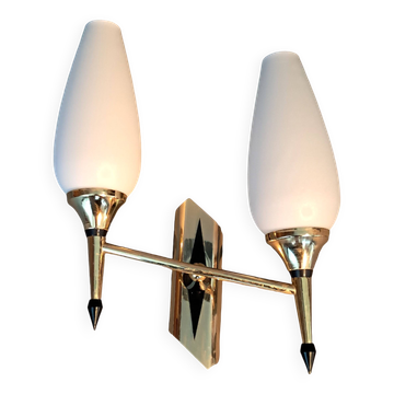 Petite applique à deux lumières, opaline blanche et laiton doré, Circa 1960.