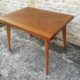 Oak table has two vintage extensions