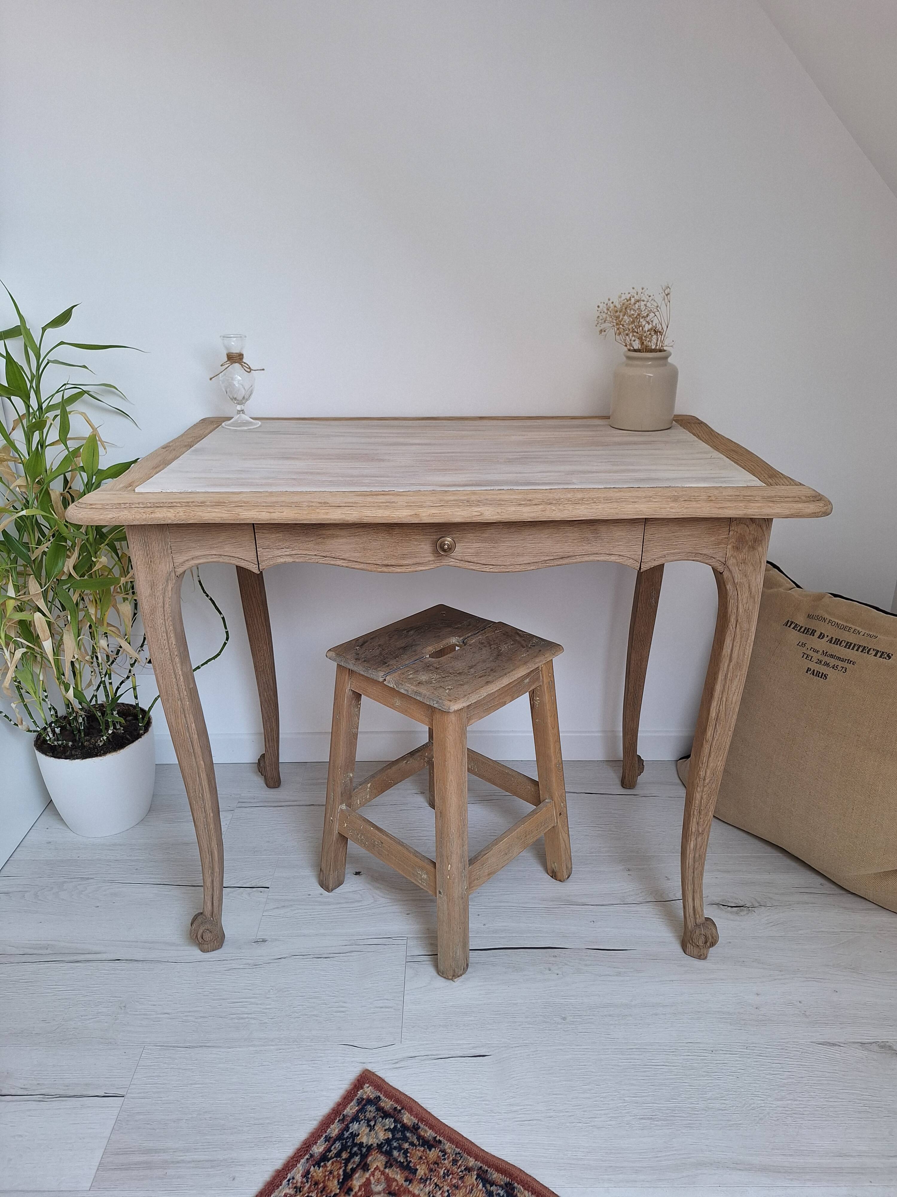 Bureau ancien de style Louis XV esprit campagne chic