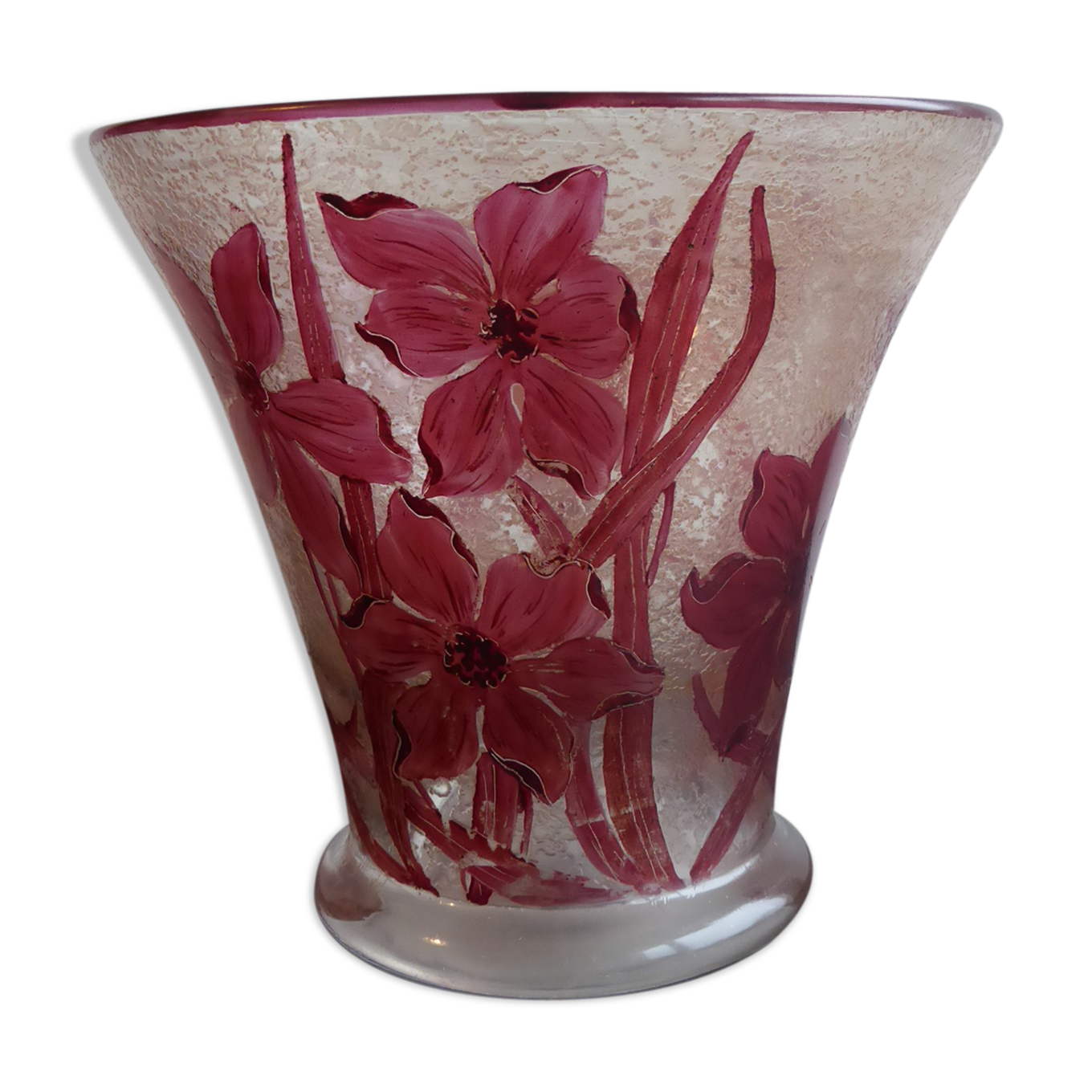 Vase ancien en pâte de verre signé Moda à décor de fleurs lie-de-vin