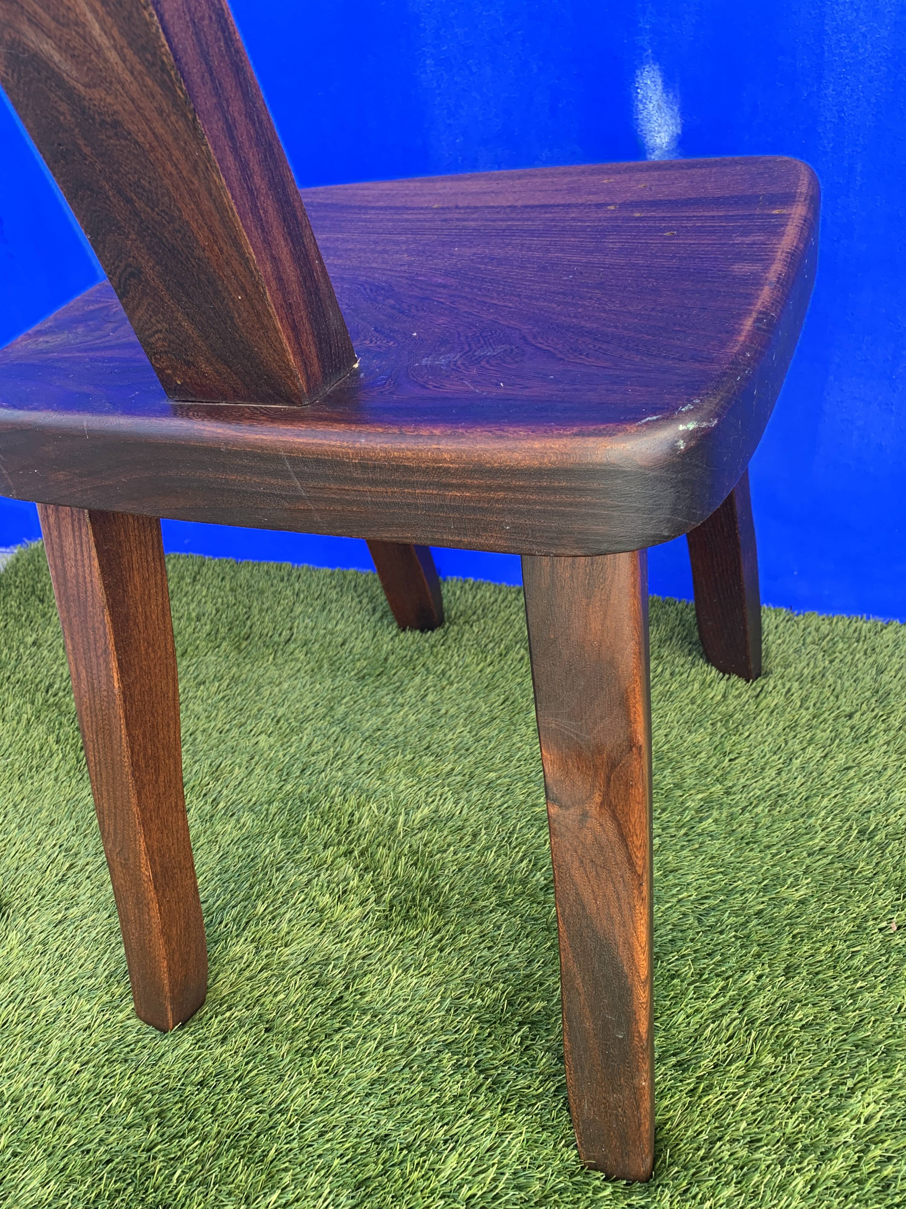 Pair of brutalist T-shaped chairs, solid Aranjou elm, design Olavi Hanninen, 1970