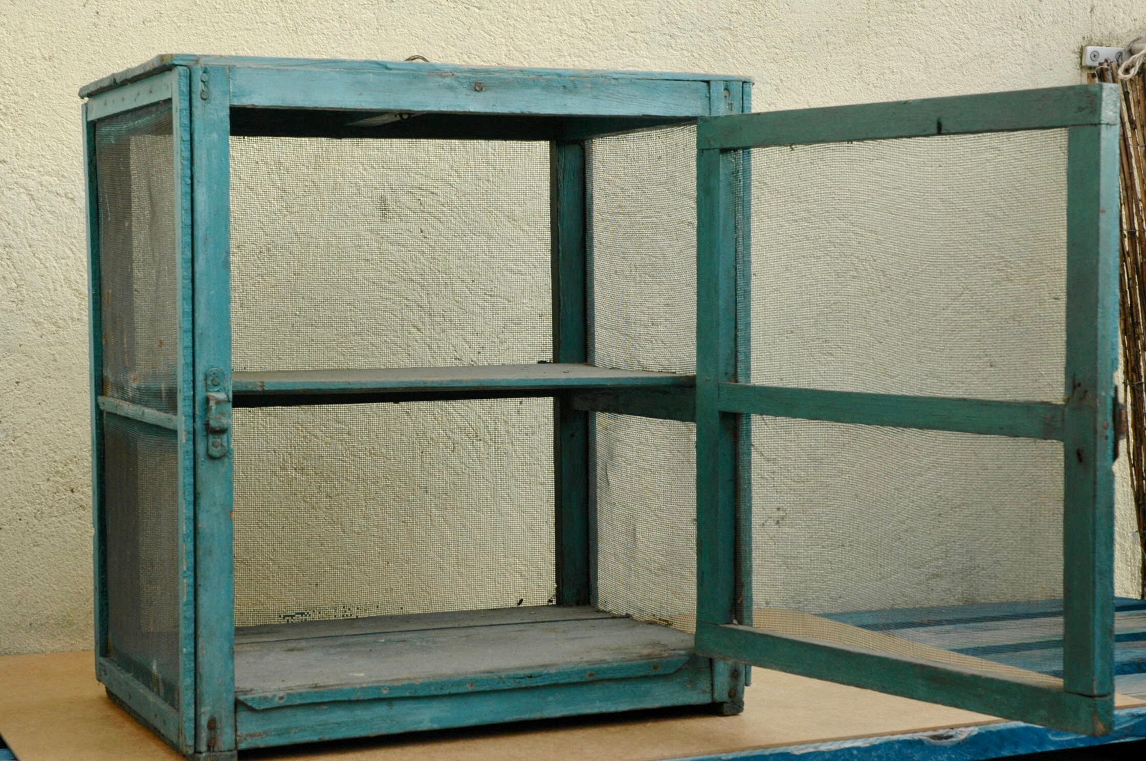 Old wooden eating guard (h 48cm)