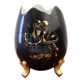 Egg-shaped porcelain vase decorated with Pierrot and Columbine