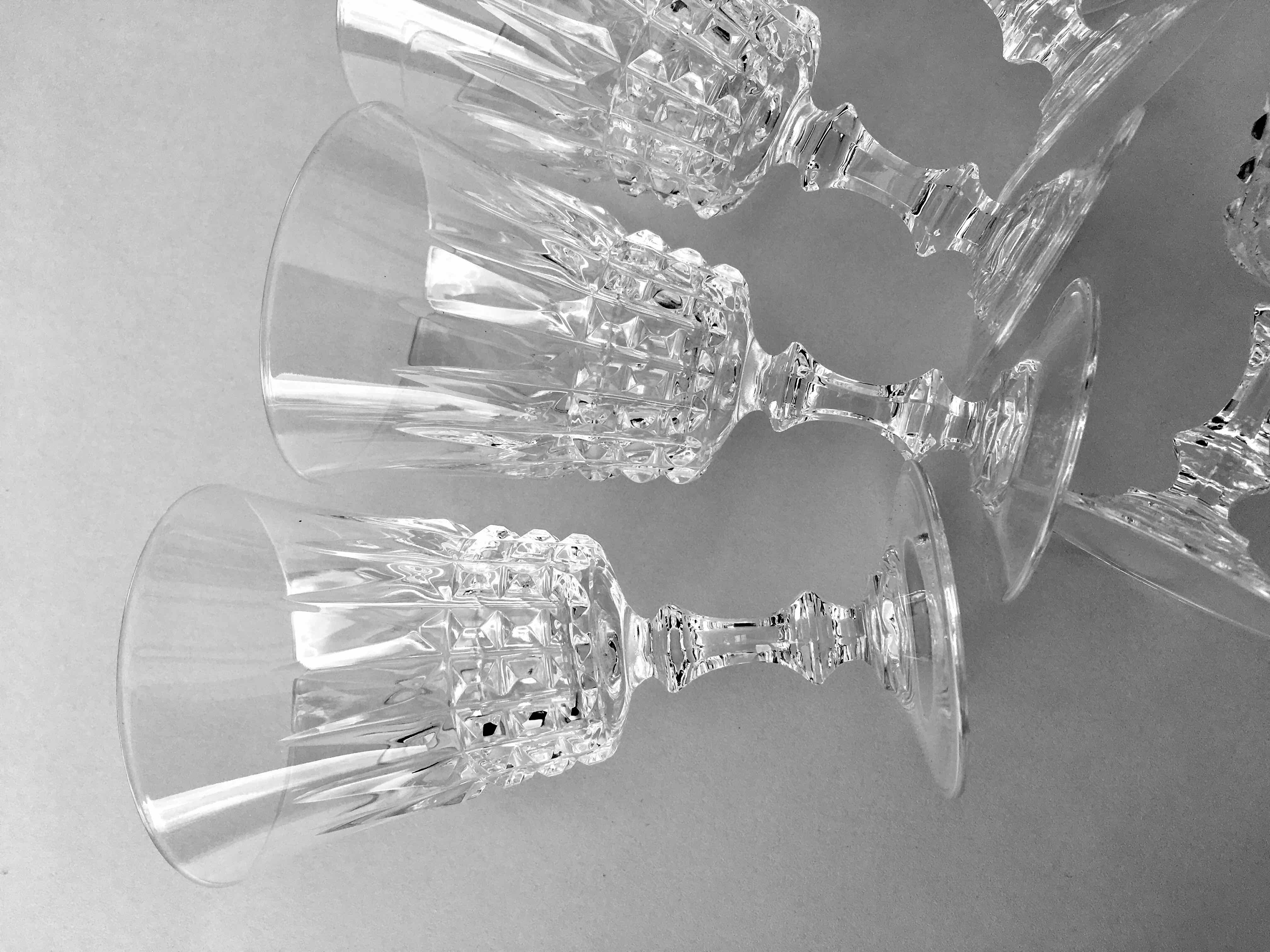 8 verres à vin en cristal taillé