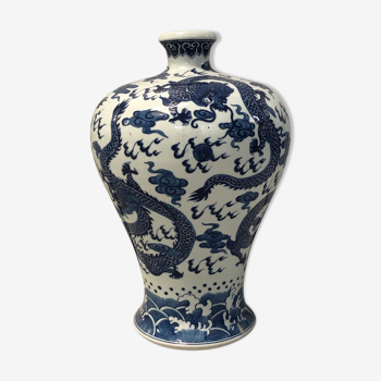White blue chinese vase
