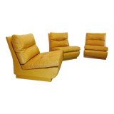 Suite de 3 chauffeuses Roche Bobois vintage en cuir jaune moutarde années 70
