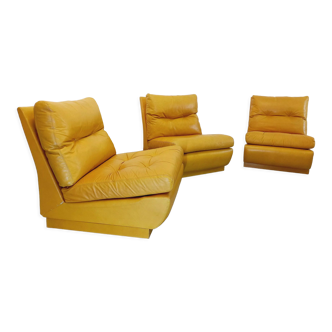 Suite de 3 chauffeuses Roche Bobois vintage en cuir jaune moutarde années 70