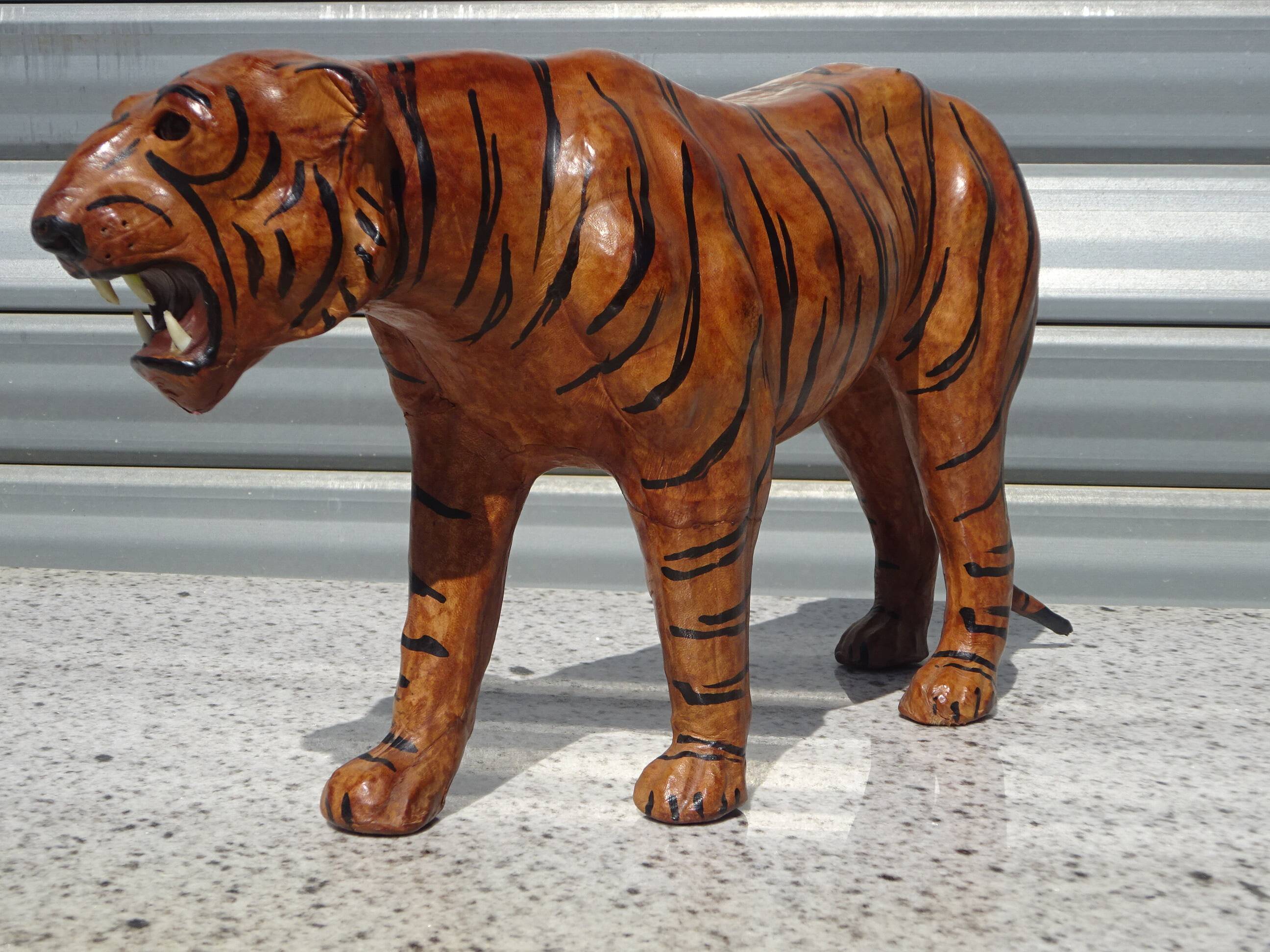 Genuine leather animal, tiger measuring 58 cm.