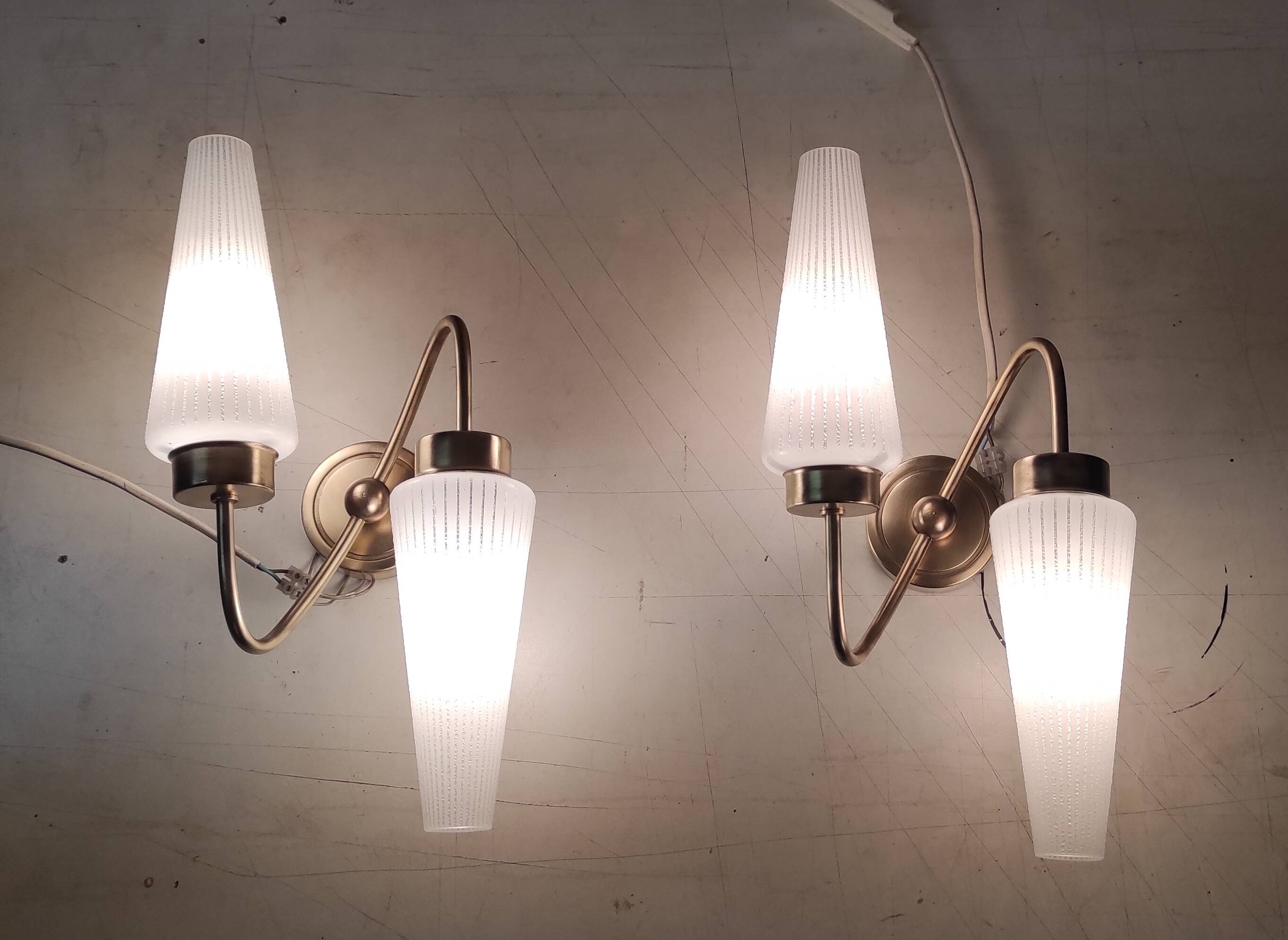 Appliques asymétriques en laiton et tulipe en opaline, années 50-60