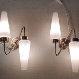 Appliques asymétriques en laiton et tulipe en opaline, années 50-60