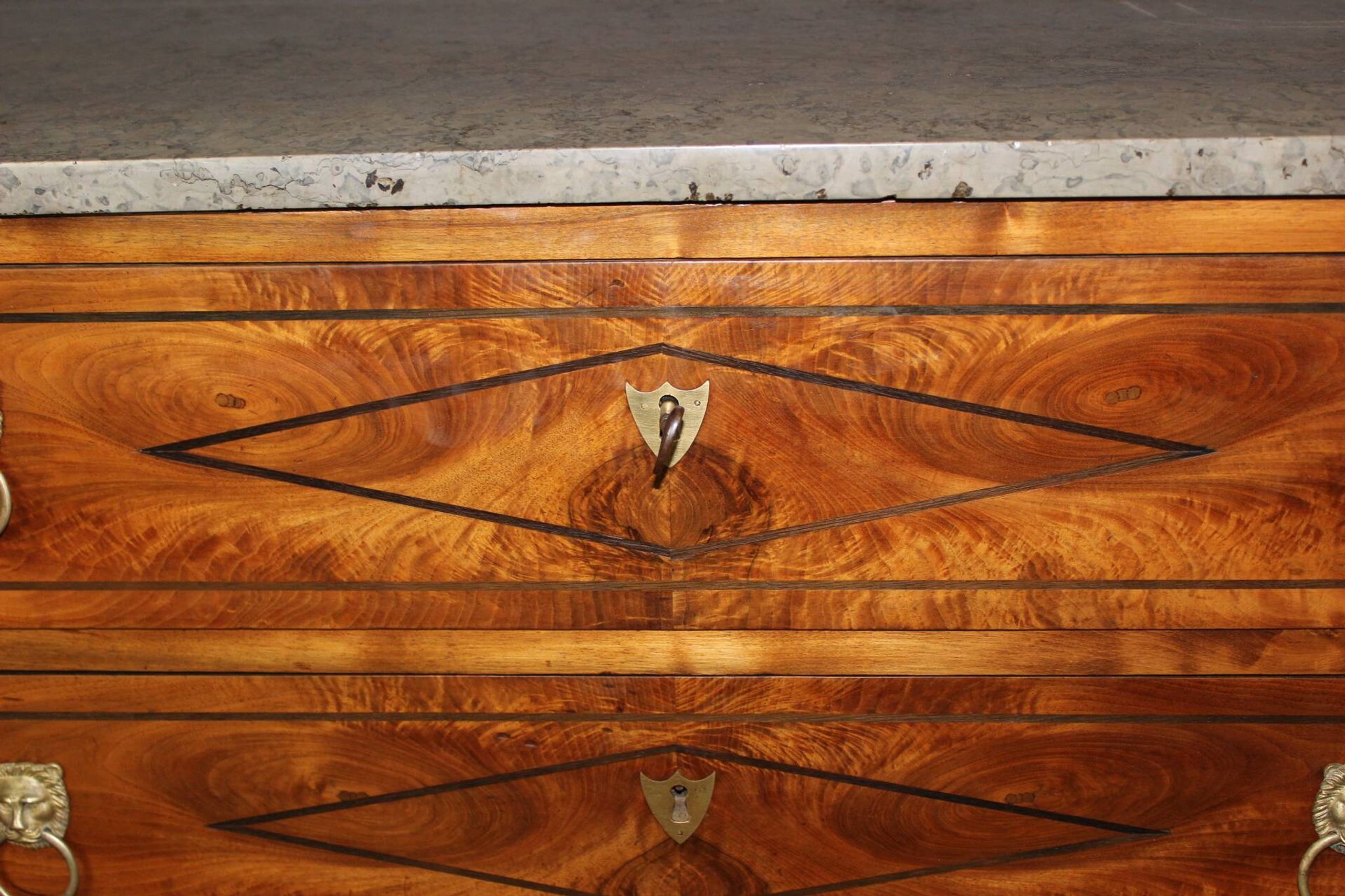 Commode Directoire en Noyer fin XVIII