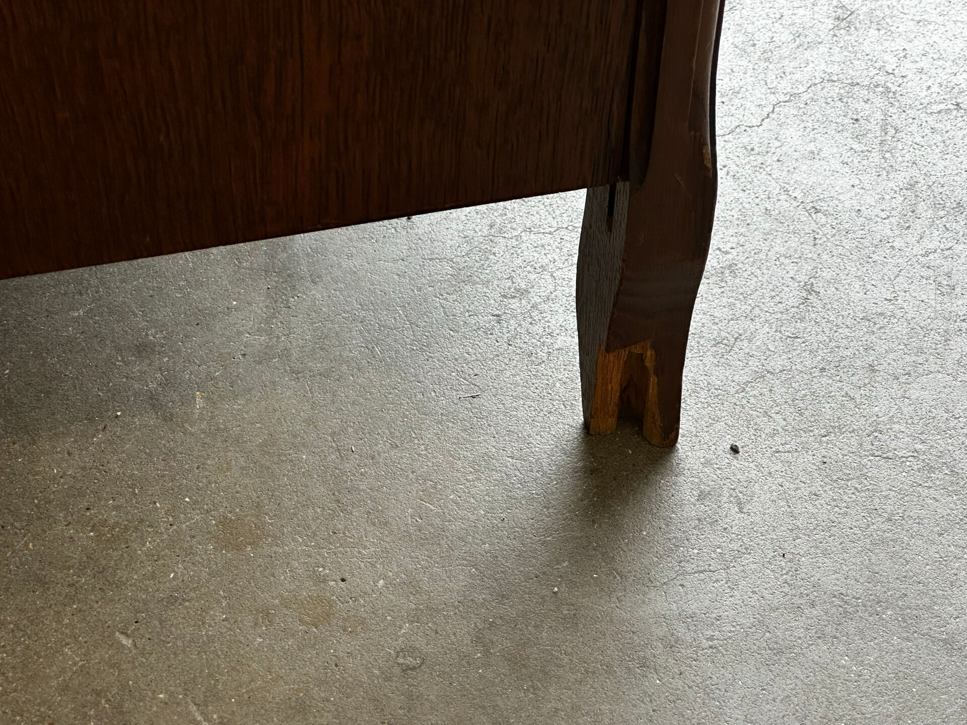 Petite commode en chêne à abattant – Mid-Century