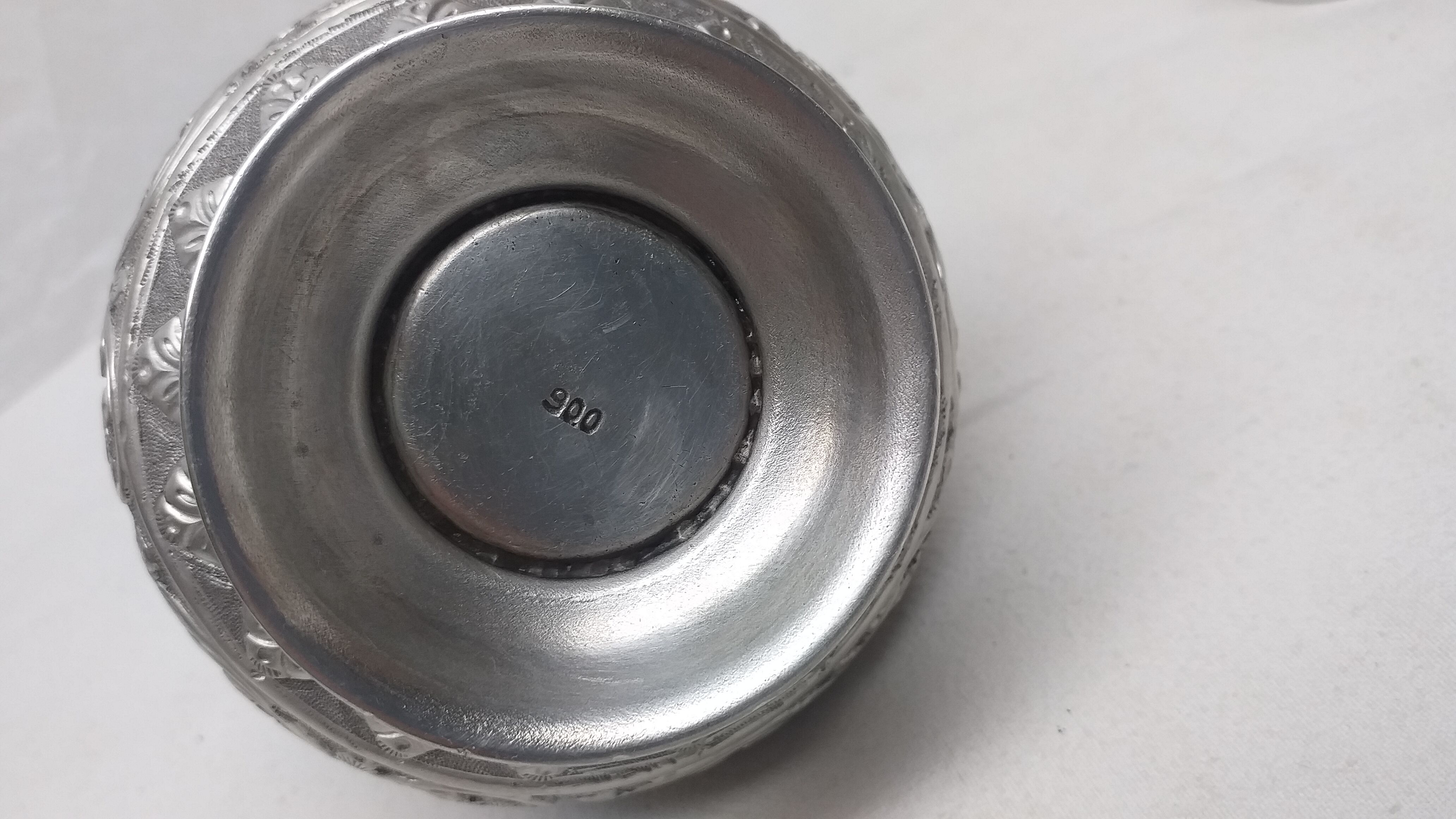 900 solid silver domed vase with floral motifs 196g